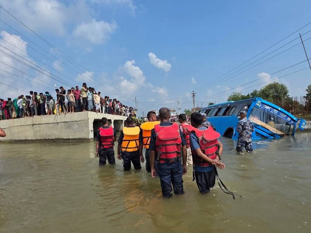 रौतहटमा यात्रुबाहक बस दुर्घटना, ठूलो जनधनको क्षति हुनबाट जोगियो