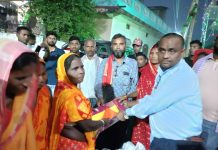 वृन्दावनमा छठ व्रतालुलाई ४ सय थान साडी वितरण, नगर प्रमुख कुर्मीको हातबाट सम्मानपूर्वक प्रदान