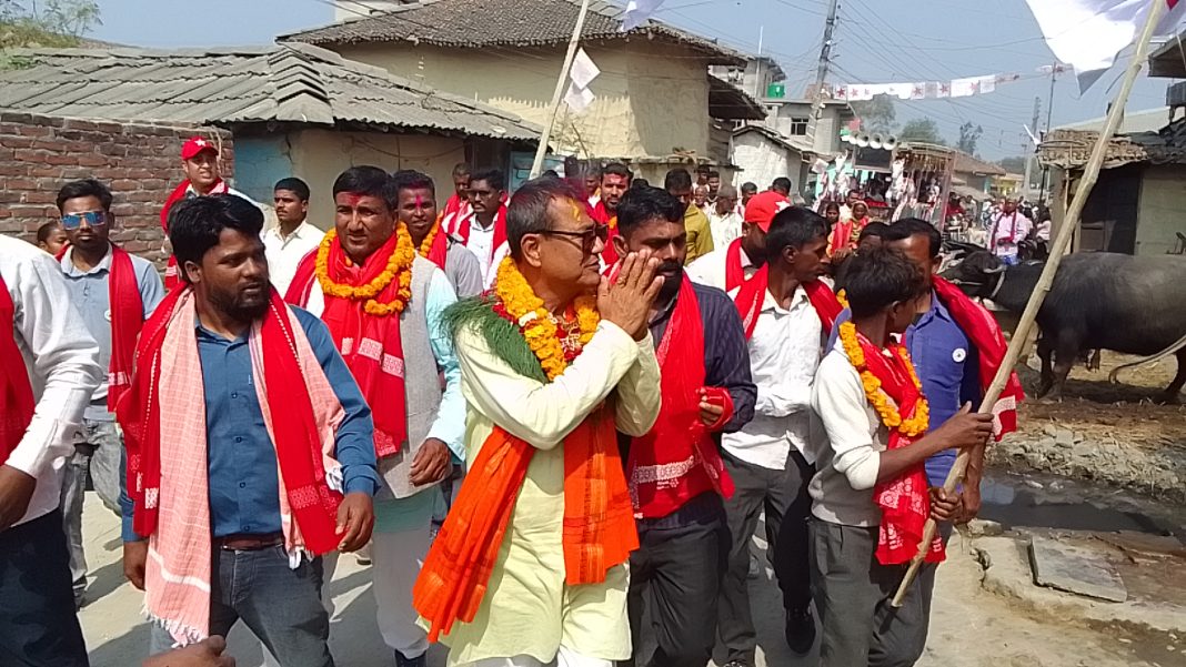 बृन्दावनका नगर प्रमुख बिनोद प्रसाद कुर्मीले तारा छापको उम्मेदवार भट्टराईलाई गरे भव्य स्वागत